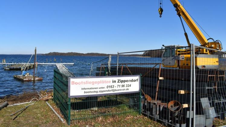 Die Pfahlkonstruktion für den neuen Anleger am Zippendorfer Strand ist bereits gerammt, doch dafür hapert es an anderer Stelle.