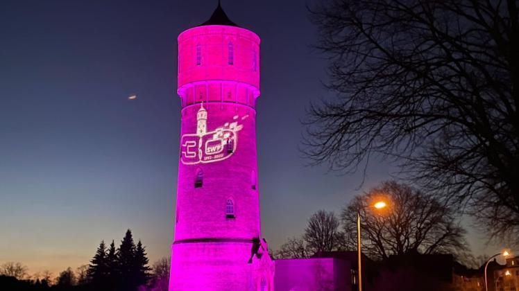 Leuchtendes Spektakel: Am Dienstagabend kam der Parchimer Wasserturm in pink daher.
