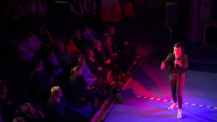 Hatte die Lacher von Beginn an auf ihrer Seite: Kabarettistin Patrizia Moresco, die mit ihrer Bühnenshow "Best of Kracher" in der Aula der Regionalen Schule "Rudolf-Tarnow" in Boizenburg gastierte.