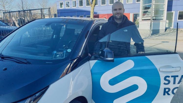 In der Neptunallee steht jetzt auch ein E-Auto für Carsharing-Nutzer bereit. Dafür kooperieren Martin Schlutt von YourCar zusammen mit der BG Neptun und den Stadtwerken Rostock.