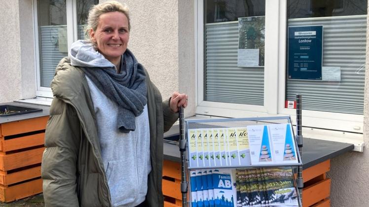 Gunhild Nienkerk vor ihrem Büro in der Plöner Straße: Die Stadtteilmanagerin bietet jede Menge Informationen zum gesellschaftlichen Leben in Lankow an.