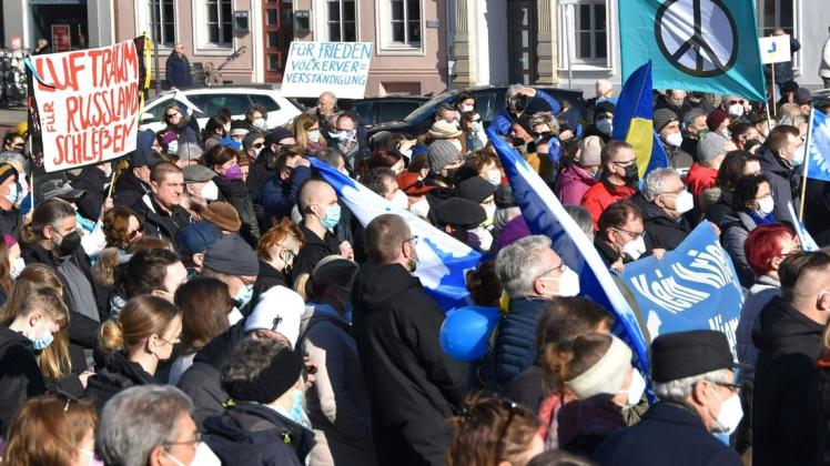 Zu einer ersten Kundgebung für Frieden in der Ukraine Ende Februar hatten sich rund 450 Menschen auf dem Markt in Wismar versammelt.