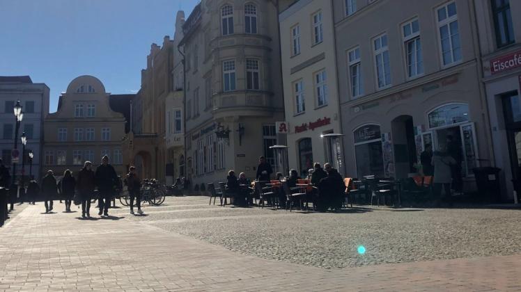 Die ersten Tische und Stühle stehen schon draußen am Markt in Wismar.