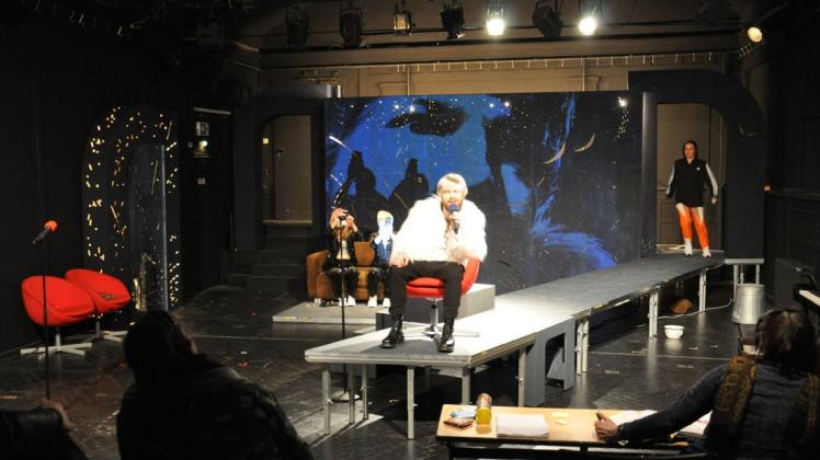 Das Theaterstück wird von Frank Voigtmann als Show, als Antigone-Livestream inszeniert. In der Bühnenfassung von John von Düffel steht vor allem Kreon im Mittelpunkt.