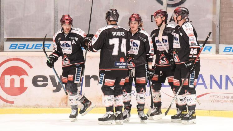 Die Rostock Piranhas - hier im Spiel gegen Moskitos Essen - wollen am Mittwoch endlich mal wieder jubeln. Jesse Dudas kann verletzungsbedingt allerdings nicht dabei sein. Die Rostock Piranhas - hier im Spiel gegen Moskitos Essen - wollen am Mittwoch endlich mal wieder jubeln. Jesse Dudas kann verletzungsbedingt allerdings nicht dabei sein.