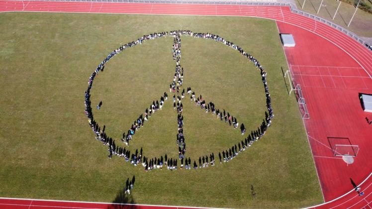 Die Schüler der Bruno-Lorenzen-Schule bildeten gemeinsam das Peace-Symbol, um ein Zeichen für den Frieden zu setzen.