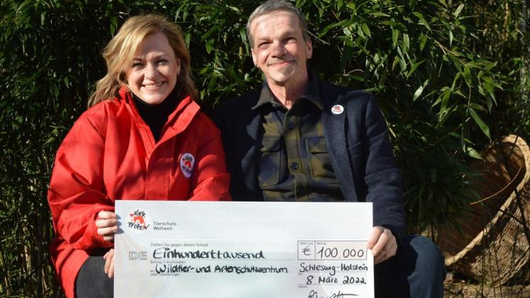 Denise Schmidt, Kampagnenverantwortliche von „Vier Pfoten“, überreicht Christian Erdmann, Leiter der Wildtierstation, einen Scheck in Höhe von 100.000 Euro.