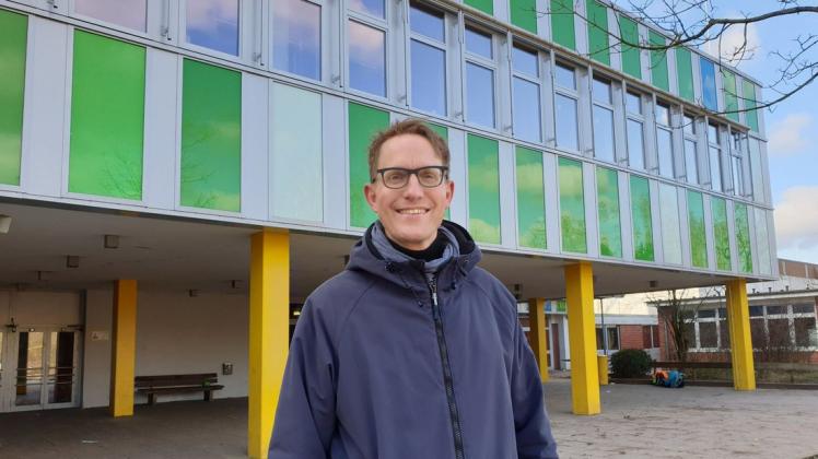Grundschulleiter Oliver Martins freut sich, dass der Schulhof überplant werden soll an der Gustav-Peters-Grundschule an der Blauen Lehmkuhle.