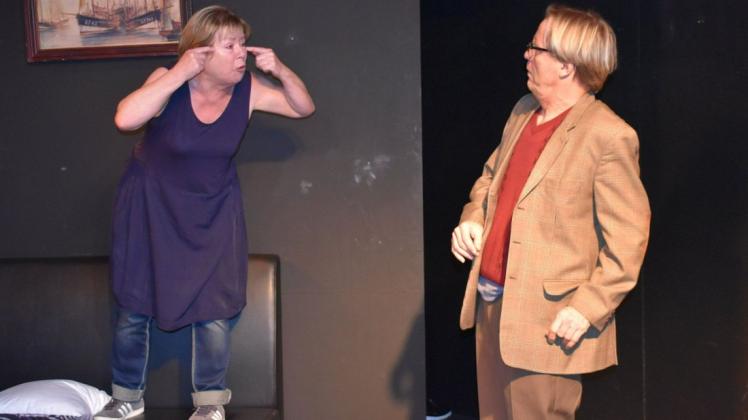 Schauspiel mit vollem Einsatz: Brigitte Peters und Lemmi Lembcke bringen im Werk3 die Komödie „Vier linke Hände“ auf die Bühne. Schauspiel mit vollem Einsatz: Brigitte Peters und Lemmi Lembcke bringen im Werk3 die Komödie „Vier linke Hände“ auf die Bühne.