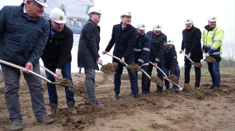 Der erste Spatenstich für das neue Feuerwehrtechnische Zentrale in Beselin. Da ahnte noch keiner, wie groß die Kostenexplosion sein wird.