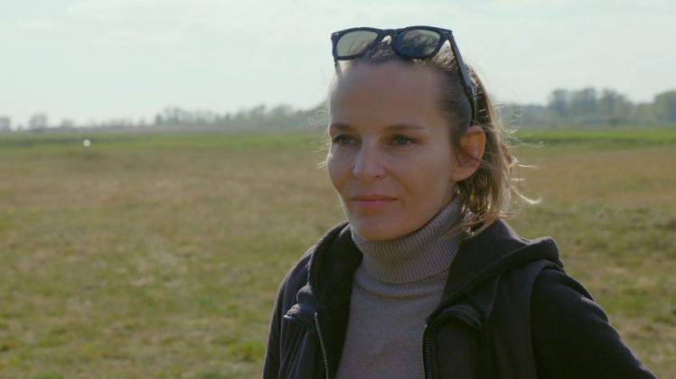 Nadine Förster versucht  zusammen mit anderen engagierten  Rüganern ausufernde Tourismusprojekte  in  ihrem Heimatort  Göhren  und auf  der gesamten Insel  zu stoppen. Der Film „Wem gehört mein Dorf?“dokumentiert  ihren Kampf.