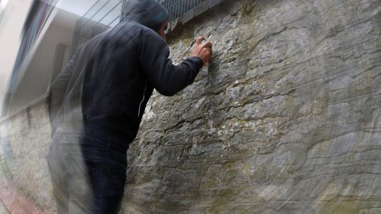 Ein junger Mann aus Rostock verfolgte zu Fuß zwei Graffiti-Sprayer.