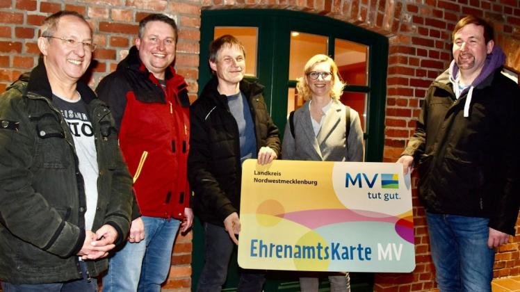 Freude über die Ehrenamtskarte MV: Henry Michaelis, Dennis Karsten, Rainer Ginnuth und Jörg Timcke (v.l.n.r.) freuen sich über die von Carina Braatz (MitMachZentrale Nordwestmecklenburg) überbrachte Ehrenamtskarte.