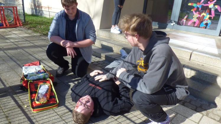 Auch das ein typischer Fall für die Schulsanis: ein Treppensturz mit blutender Platzwunde am Kopf. Von links: Elias Edelberg, Ben Szilak und Jannik Bormann.