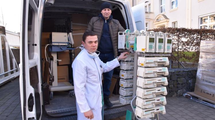 Für den Transport in die Ukraine verladen Dr. Daniel Dubinski (l.) und ein Helfer die Hilfsgüter.