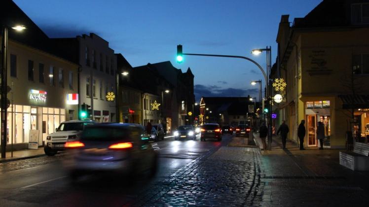Wenn es dunkel wird in Bützow, sollen Fahrzeuge in der Langestraße nur noch 30 km/h fahren dürfen. Das fordert die BWG.