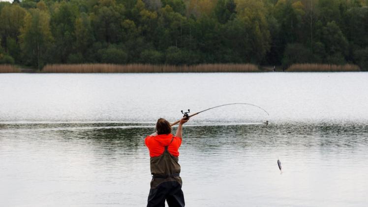 Ein Angler aus Sassnitz kippte im Wasser um. Er schaffte es nicht, sich allein aufzurichten.