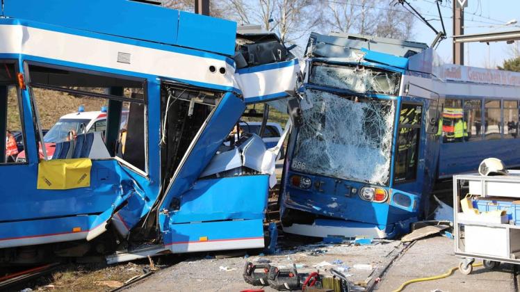 Bei dem Unfall in der Rostocker Südstadt wurde einer der Straßenbahnfahrer schwer verletzt und wird immer noch im Krankenhaus behandelt. Bei dem Unfall in der Rostocker Südstadt wurde einer der Straßenbahnfahrer schwer verletzt und wird immer noch im Krankenhaus behandelt.