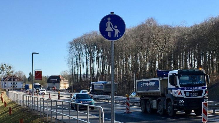 Dieses Schild taucht erst auf, nachdem Radfahrer schon einige hundert Meter auf dem Weg an der Crivitzer Chaussee in Schwerin gefahren sind. Sie müssten hier umdrehen.