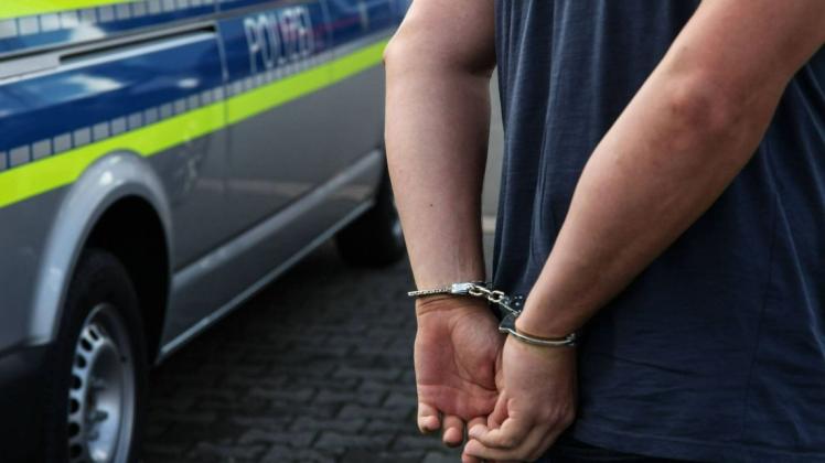 In der Stormarnstraße in Ahrensburg klickten die Handschellen. Gegen die drei Beschuldigten wurde Haftbefehl erlassen. (Symbolfoto)