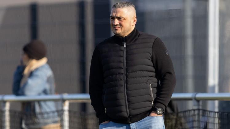 Enis Hodaj wurde als neuer Trainer beim 1. FC Schinkel für die Rückrunde verpflichtet. Am Sonntag, 6. März, gab er sein Debüt an der Seitenlinie beim 0:4 im Testspiel gegen den Kreisligisten Gettorfer SC II.