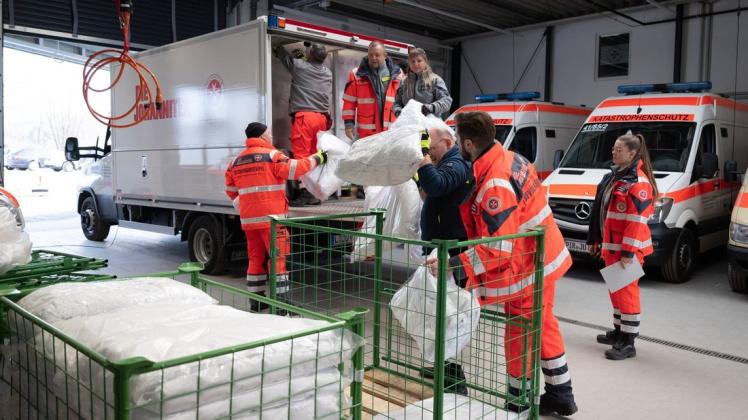Mitarbeiter der Johanniter-Unfall-Hilfe beladen einen LKW mit Teilen einer mobilen Flüchtlingsunterkunft: Die Opposition in MV fordert ein 20-Millionen-Hilfspaket, das das Land bereitstellen soll.