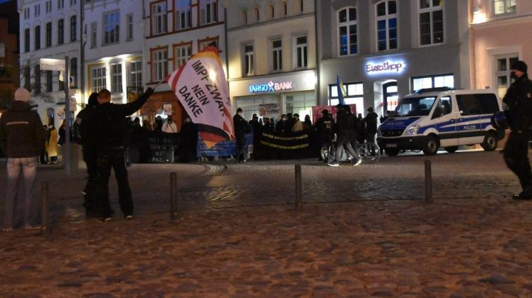 Fühlte sich offenbar vom Gegenprotest provoziert: Ein Teilnehmer der Anti-Coronamaßnahme-Proteste in Wismar.