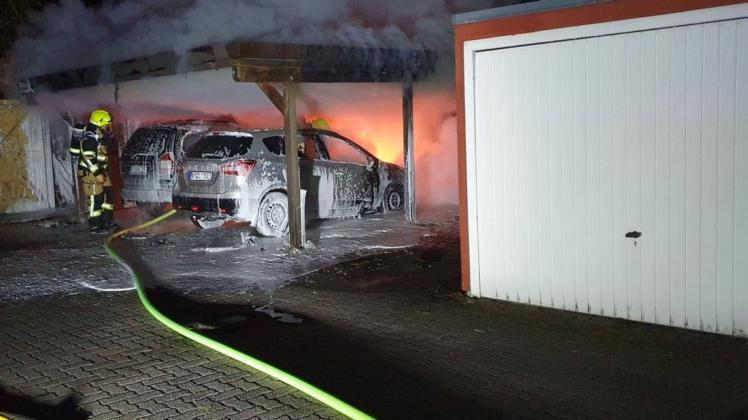An der Rudolph-Kienau-Straße brannten zwei Fahrzeuge unter einem Carport. Feuerwehr und Polizei waren vor Ort.