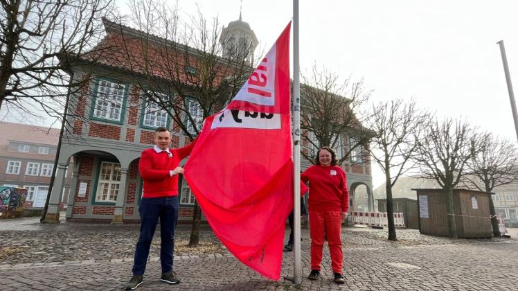 Prominent vor dem Boizenburger Rathaus von Beate Benz und Rico Reichelt gehisst, war die Equal-Pay-Day-Flagge am 7. März ein Zeichen, um auf die immer noch vorherrschende Lohnungleichheit zwischen Männern und Frauen hinzuweisen.