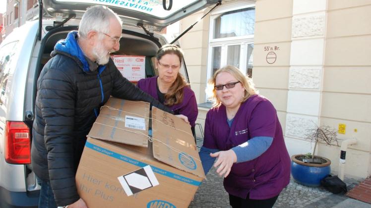 Pfarrer Stefan Plade, Pflegedienstleiterin Sabine Mohr (Mitte) und Auszubildende Katja Höfer beladen den Transporter mit medizinischem Material. Sie sollen in die ukrainische Stadt Lwiw gebracht werden. Pfarrer Stefan Plade, Pflegedienstleiterin Sabine Mohr (Mitte) und Auszubildende Katja Höfer beladen den Transporter mit medizinischem Material. Sie sollen in die ukrainische Stadt Lwiw gebracht werden.