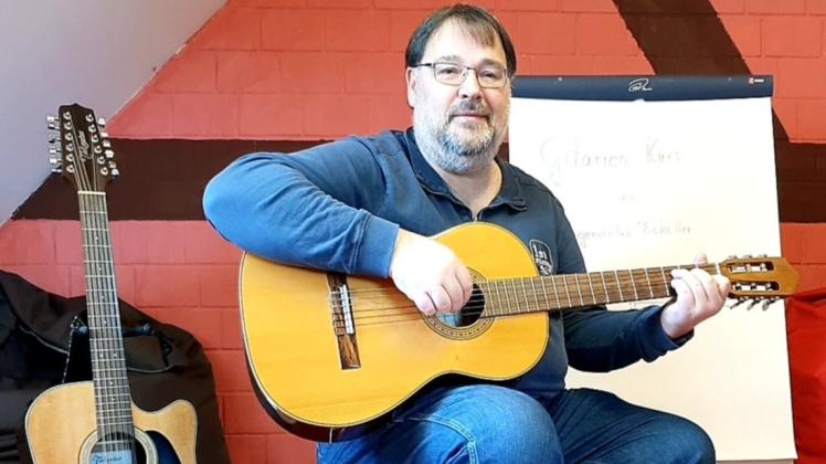 In gemütlicher Runde die Kniffe des Gitarrenspielens lernen: Workshop mit Andreas Hammermeister. In gemütlicher Runde die Kniffe des Gitarrenspielens lernen: Workshop mit Andreas Hammermeister.