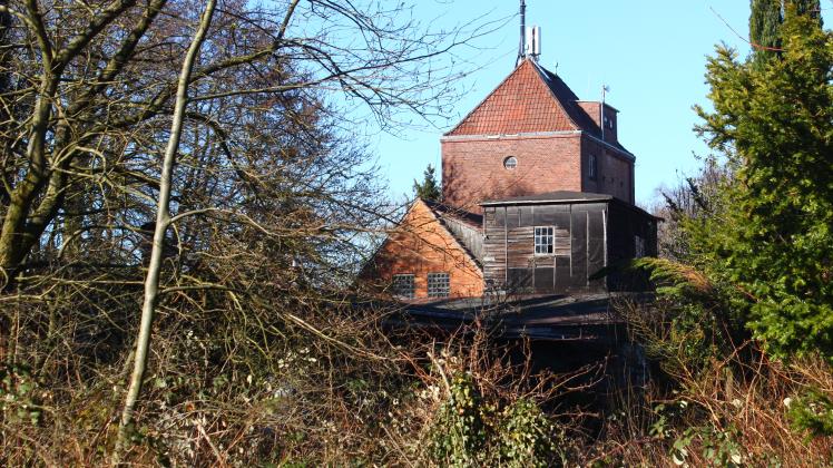 Der Silo der Welse-Mühle an der Kantstraße blieb nach einem Bombenangriff 1941 im Zweiten Weltkrieg erhalten. 