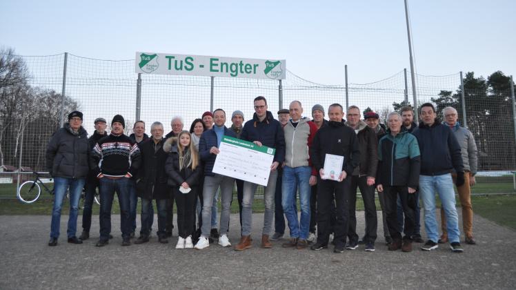 Einen Spendenscheck übergaben die TuS-Radsportler an Burkhard Hein.