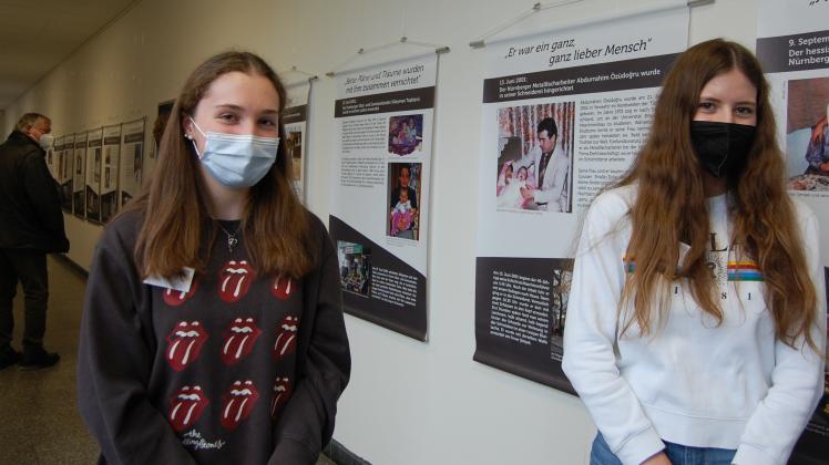 Eine Ausstellung im Willms-Gymnasium rückt die Opfer der NSU-Morde in den Fokus. Neuntklässlerinnen Lyn Blasy (li.) und Mira Meyer-Herken gehören zu den Schüler-Scouts, die Gästen die Bildtafeln erläutern.