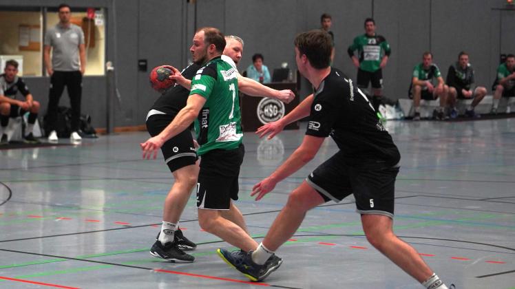Sebastian Rabe (Mitte, im Spiel bei der HSG Grüppenbühren/Bookholzberg) ist mit der TS Hoykenkamp weiter Tabellenzweiter der Handball-Landesliga.