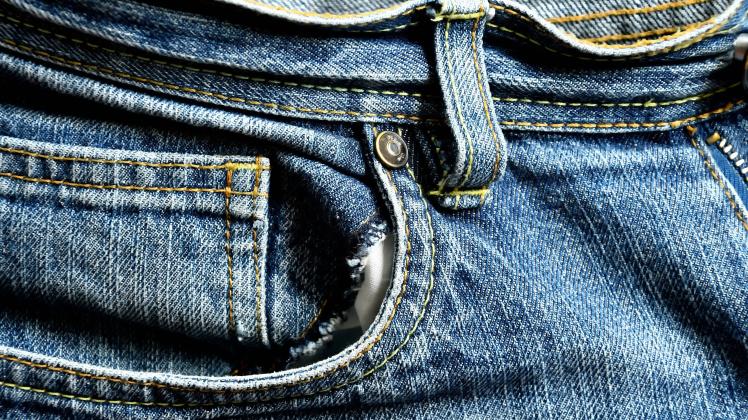 Jeans haben die meisten im Kleiderschrank. Wofür ist die kleine Tasche auf der Vorderseite?