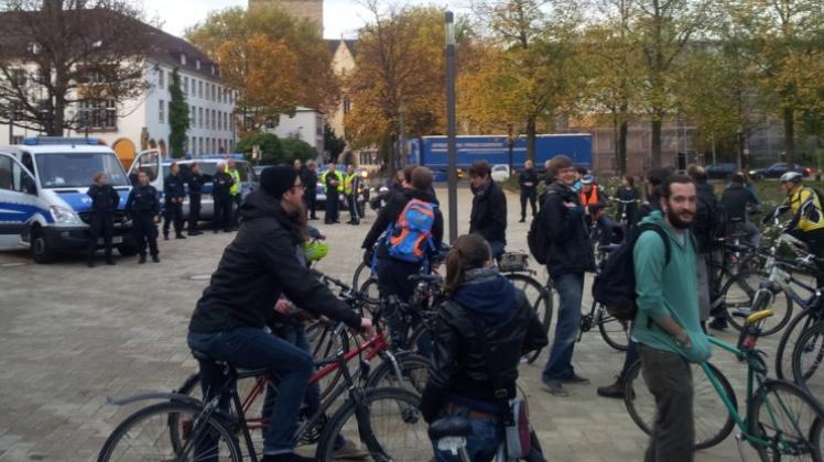 Mit mehreren Einsatzfahrzeugen wartete die Polizei am Freitagabend rund um die Osnabrückhalle auf, um die „Critical Mass“ an ihrer Abfahrt zu hindern. Denn sie wertete die Aktion als genehmigungspflichtige Versammlung. 