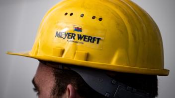Drohender Arbeitsplatzabbau - Protest vor der Meyer Werft