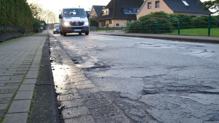 Schlaglochpiste Brookdamm: Diese Straße steht im noch nicht abgearbeiteten Teil des Maßnahmenprogramms Straßenbau in Ganderkesee derzeit ganz oben (Archivfoto). Schlaglochpiste Brookdamm: Diese Straße steht im noch nicht abgearbeiteten Teil des Maßnahmenprogramms Straßenbau in Ganderkesee derzeit ganz oben (Archivfoto).