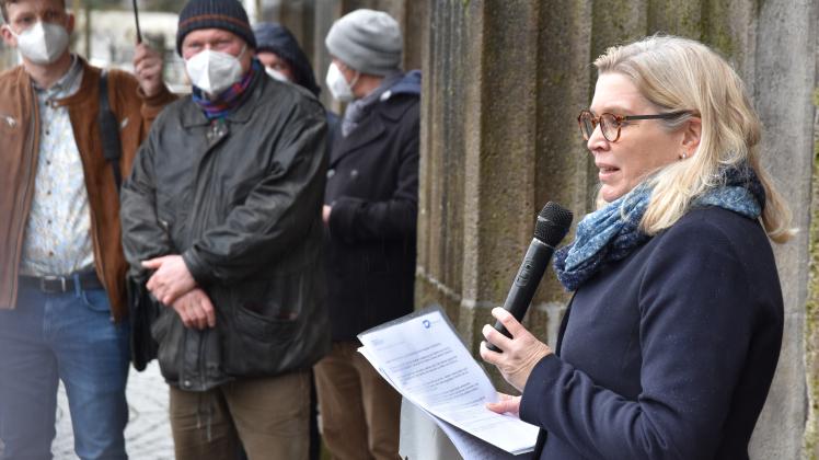 Oberbürgermeisterin Petra Gerlach wollte für die Menschen aus der Ukraine vor dem Rathaus ein Zeichen setzen.