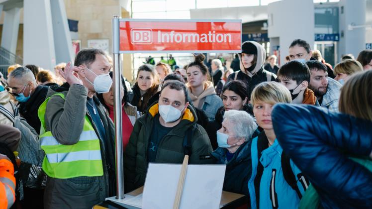 Der Kreistag hat am Montag (hier Flüchtlinge nach ihrer Ankunft mit einem Sonderzug in Hannover) Hilfen für mehr als 1000 erwartete Ukraine-Flüchtlinge im Landkreis Osnabrück beschlossen.