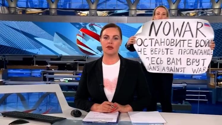Während der Live-Übertragung sprang Owsjannikowa plötzlich hinter Nachrichtensprecherin Jekaterina Andrejewa ins Bild und hielt ein Schild mit der Aufschrift „Stoppt den Krieg. Glaubt der Propaganda nicht. Hier werdet ihr belogen“ hoch.
