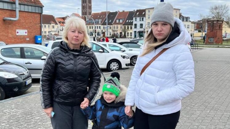 Ihren Sohn konnte Svitlana Arndt (l.) nicht bei sich in Wismar aufnehmen, ihren Enkel Kyrylo Holubiievsky und ihre Schwiegertochter Daria Holubiieska dagegen schon.