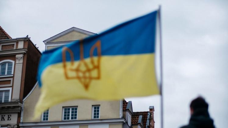 Bereits zum wiederholten Mal in diesen Wochen wehten dutzende Nationalflaggen der Ukraine vor dem Rostocker Rathaus. Bereits zum wiederholten Mal in diesen Wochen wehten dutzende Nationalflaggen der Ukraine vor dem Rostocker Rathaus.