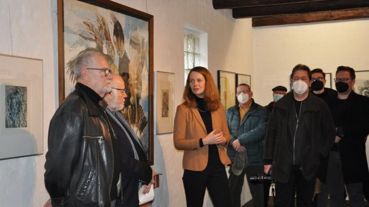 Kulturministerin Bettina Martin (3. v. l.) bei der Ausstellungseröffnung von Werken Winfried Wolks (l.) in der Parchimer Galerie ebe.