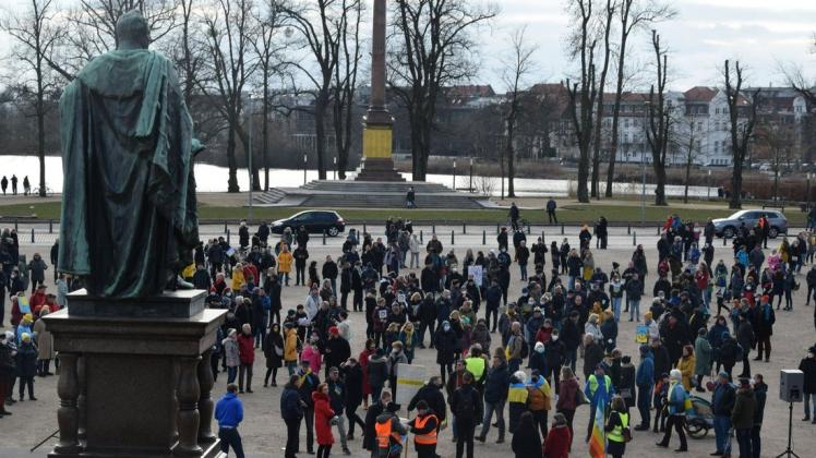 Für den Frieden, gegen Putins Krieg: Am Sonntagnachmittag kamen Hunderte Schweriner zusammen, um ein Zeichen für Solidarität mit der Ukraine zu setzen.