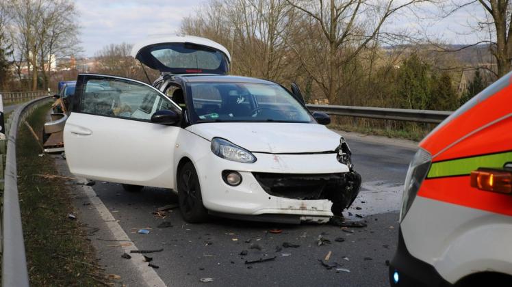 Der Opel wurde durch einen entgegenkommenden Anhänger schwer beschädigt, die Fahrerin musste ins Krankenhaus gebracht werden.