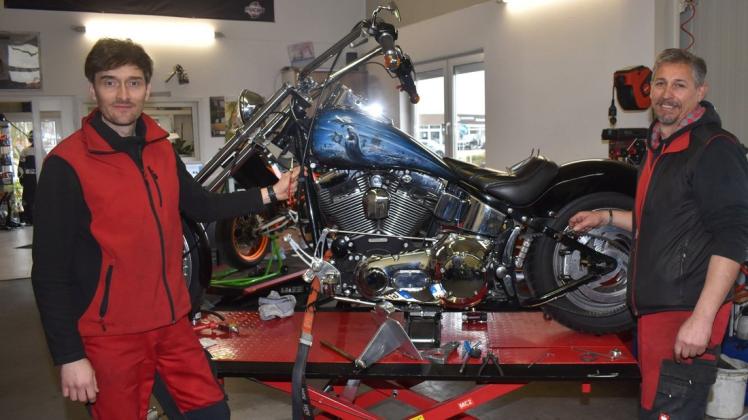 „Diese Harley Davidson bekommt gerade neue ,Puschen‘, sprich Reifen“, berichten Christian Gädt (l.) und Alf Gebauer.