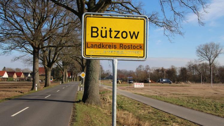 Das Ortseingangsschild von Bützow ist weiter Richtung Pustohl gewandert.