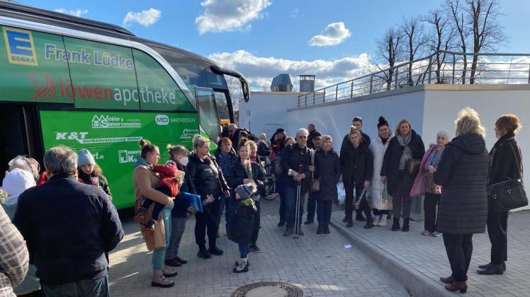 Ankunft ukrainischer Flüchtlinge mit dem Bus des MSV Pampow am Freitagnachmittag in Parchim